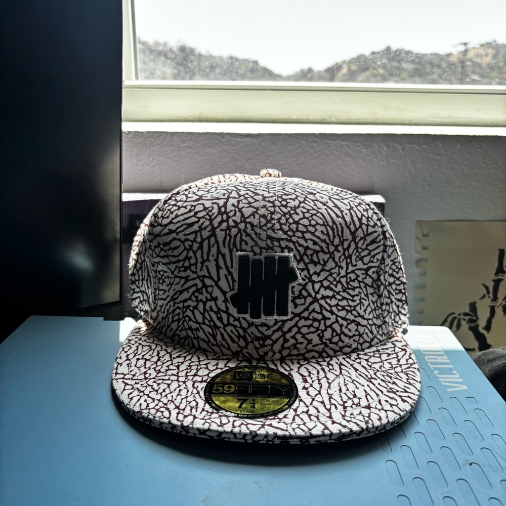 ALL-OVER PATTERN 7 1/4 🔥 Undefeated x New Era 59FIFTY (WHITE & MAROON)
